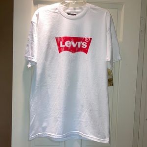 White NWT Levi’s short sleeve tee shirt.